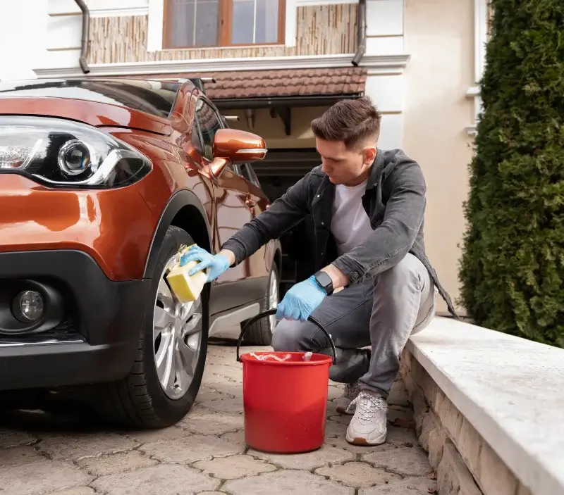Lavage auto à domicile Mont-Notre-Dame : professionnel intervenant sur un véhicule